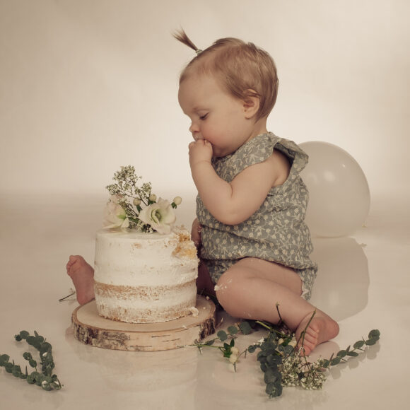 Cake Smash Fotoshooting zum 1. Geburtstag im Atelier Blickfang in Murg, fotografiert von Fotografin Leonie Baumgärtner