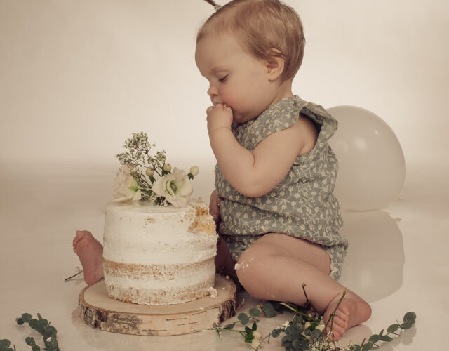 Cake Smash Fotoshooting zum 1. Geburtstag im Atelier Blickfang in Murg, fotografiert von Fotografin Leonie Baumgärtner