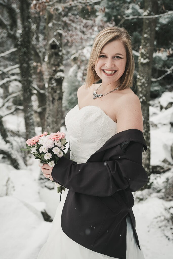 After Wedding Shooting im Schnee von Hochzeitsfotografin Leonie Baumgärtner aus dem Fotoatelier Blickfang in Murg am Hochrhein.