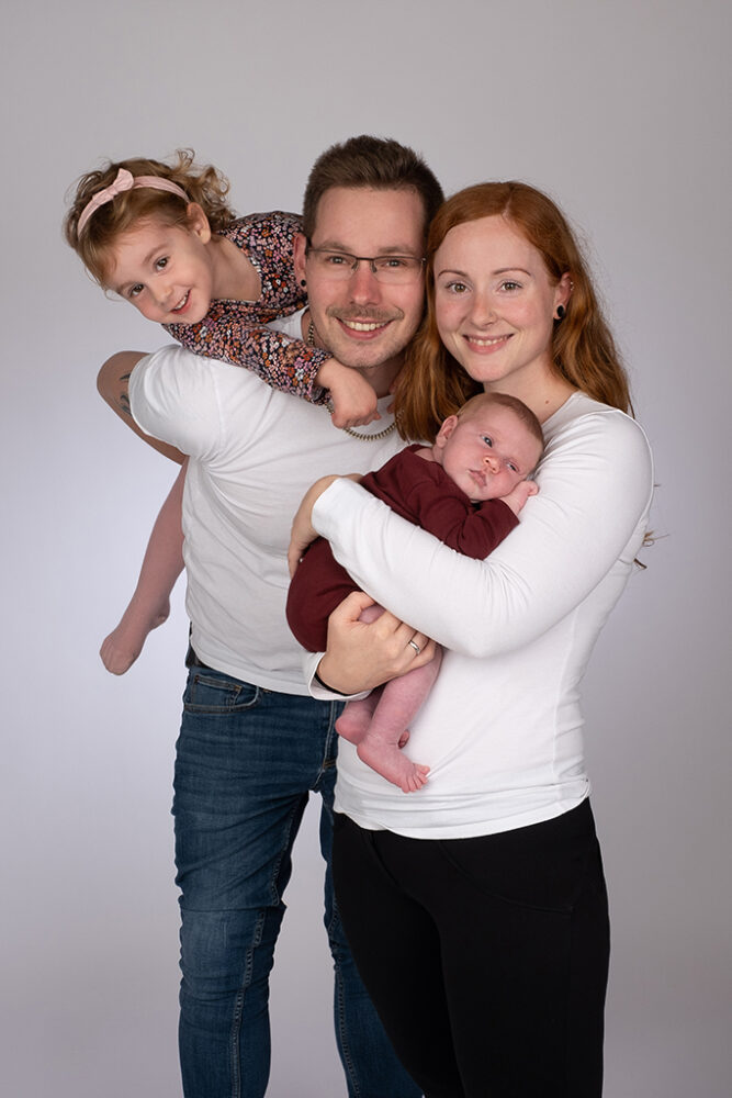 Fotoshooting mit Baby und Familie im Fotoatelier Blickfang von babyfotografin Leonie Baumgärtner in Murg, Waldshut, Bad Säckingen, Hochrhein, Aargau