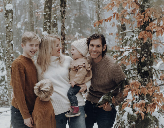 Familienfotos im Schnee von Fotografin Leonie Baumgärtner aus dem Fotoatelier Blickfang in Murg am Hochrhein.
