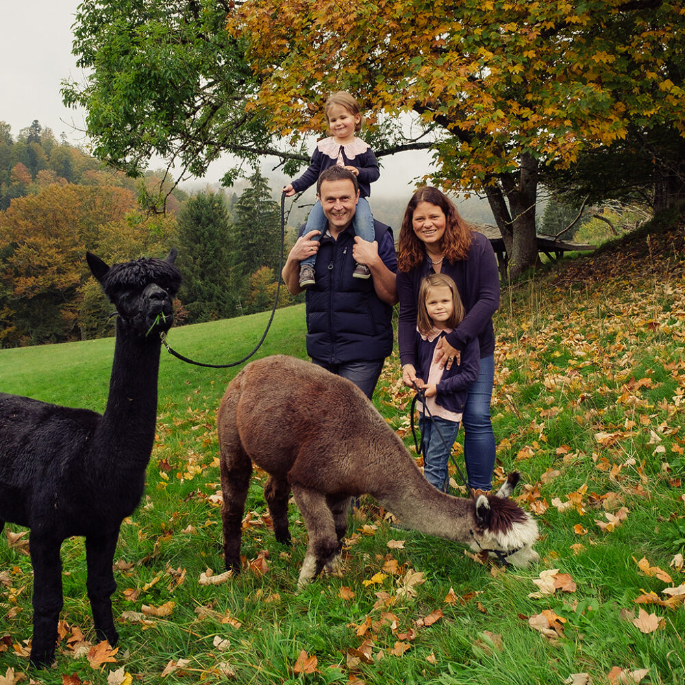 Fotos von der ganzen Familie von Familienfotografin Leonie Baumgärtner von Atelier Blickfang in Murg, am Hochrhein, Waldshut, Bad Säckingen, Aargau